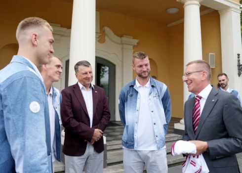 Latvijas 3x3 basketbola izlases spēlētāji - Francis Gustavs Lācis (no kreisās), Nauris Miezis, Latvijas Basketbola savienības prezidents Raimonds Vējonis, 3x3 basketbola izlases spēlētājs Zigmārs Raimo un Valsts prezidents Edgars Rinkēvičs.  