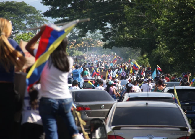 Venecuēlas opozīcijas kandidāts uzrunā Maduro: turēšanās pie varas tikai pasliktina mūsu tautas ciešanas