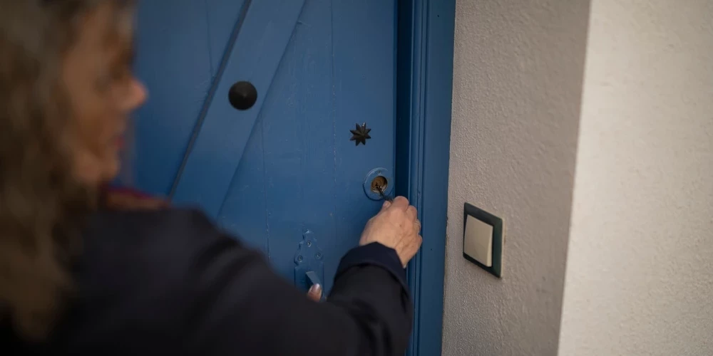 Опыт страховщиков показывает, что, покидая свой дом на уик-энд или на несколько дней, люди часто забывают выполнить очень простую, но важную для безопасности жилища работу, – закрыть окна дома, мансардные окна или дверь на балкон. 