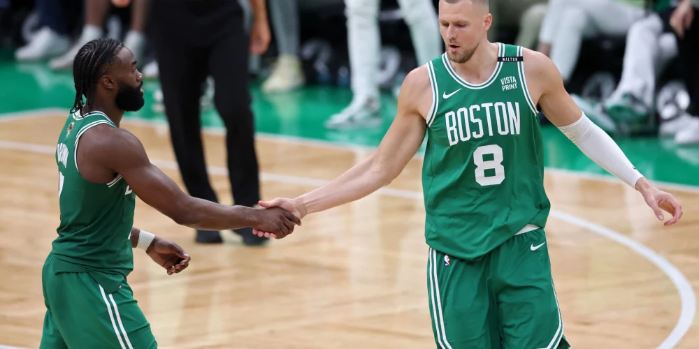 Bostonas "Celtics" spēlētāji Džeilens Brauns (no kreisās) un Kristaps Porziņģis. 