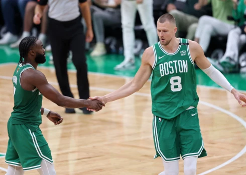 Bostonas "Celtics" spēlētāji Džeilens Brauns (no kreisās) un Kristaps Porziņģis.