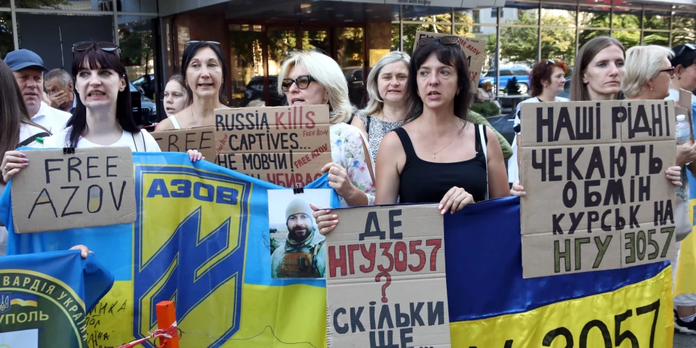 Gūstā turēto Azovas pulka karavīru radinieki rīko mītiņu pie Augstākās Radas ēkas Kijivā. Viņi atgādina, ka krievu gūstā joprojām smok neskaitāmi Ukrainas aizstāvji. 2024. gada 20. augusts.