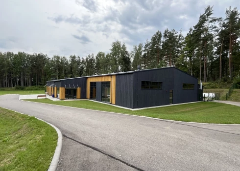 Strīdīgais objekts Valkas novadā - ražošanas ēka, ko bija gatava nomāt sidra darītava. Patlaban ēka stāv tukša un neapsaimniekota.