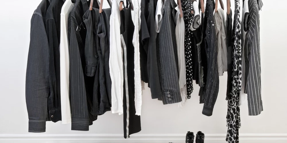 По теории психологии цвета, люди, любящие носить черную одежду, хотят вернуть себе власть и уважение окружающих.