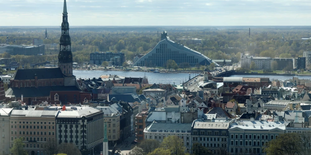 Skats uz Rīgas Sv. Pētera baznīcu un Latvijas Nacionālo bibliotēku.