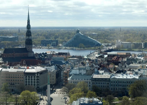 Skats uz Rīgas Sv. Pētera baznīcu un Latvijas Nacionālo bibliotēku.