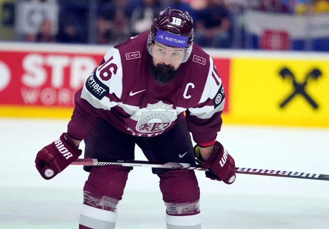 "Mēs koncentrējamies tikai uz augstākajiem mērķiem. Ja loģiski padomāju, tad tā ir mana pēdējā iespēja tikt uz olimpiskajām spēlēm," atzina Latvijas hokeja izlases kapteinis Kaspars Daugaviņš.