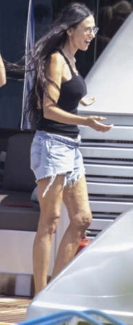 По мнению некоторых, Деми Мур слишком сильно похудела.