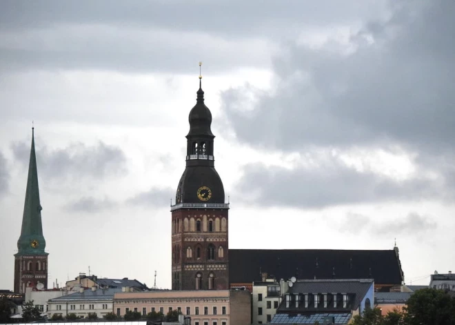 Rīgā tuvākajā diennaktī brīžiem līs, īslaicīgi iespējams stiprs lietus un pērkona negaiss.