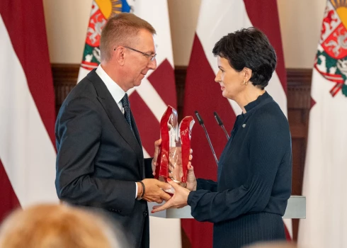 Valsts prezidents Edgars Rinkēvičs (no kreisās) un "ziedot.lv" vadītāja Rūta Dimanta.