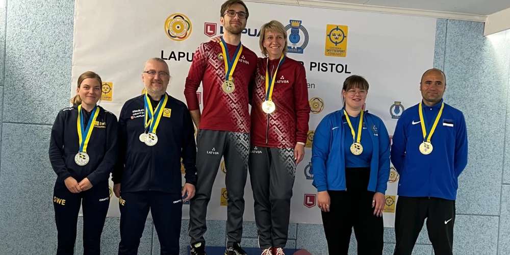 Ernests Erbs un Anita Krieķe-Jermacāne goda pjedestāla augstākajā vietā (foto: Latvijas Šaušanas federācija)