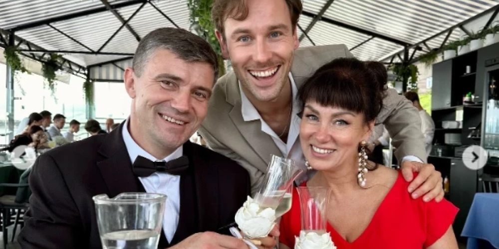 Maksims Busels ar mammu viņas kāzu dienā.