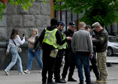 Ukrainas karavīrs un policisti pārbauda kāda vīrieša dokumentus Kijevas centrā 2024. gada 25. aprīlī.  Ir ieviests pretrunīgi vērtēts mobilizācijas likums, kura mērķis ir palielināt karaspēka skaitu. 