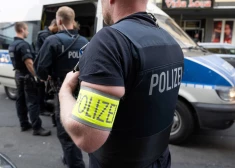  Policisti stāv pie kāda bāra Frankfurtes stacijas rajonā