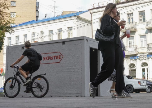 Cilvēki iet garām dzelzsbetona nojumei Kurskas centrā, Krievijā.