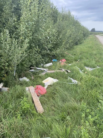 Bauskas novada Vecsaules pagastā, braucot pa ceļu, kāds savus būvgružus izkaisījis meliorācijas grāvī.