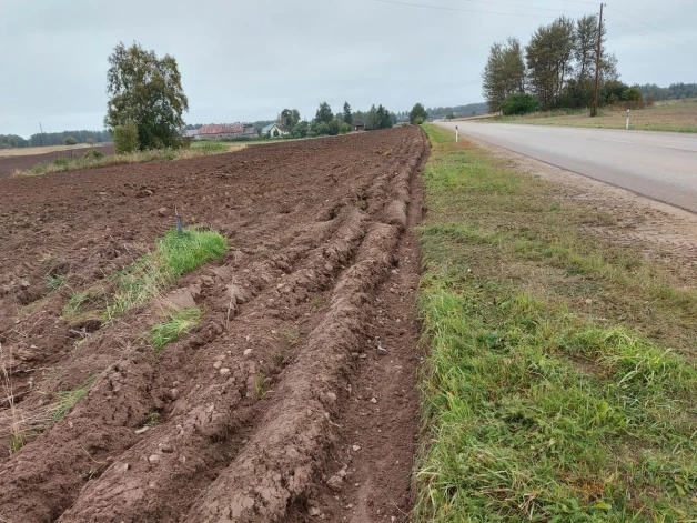 Pie ceļu sliktā stāvokļa ir vainojami arī negodprātīgi zemkopji, kuri pamanās aizart grāvjus vai pat tos aizbērt ar akmeņiem.