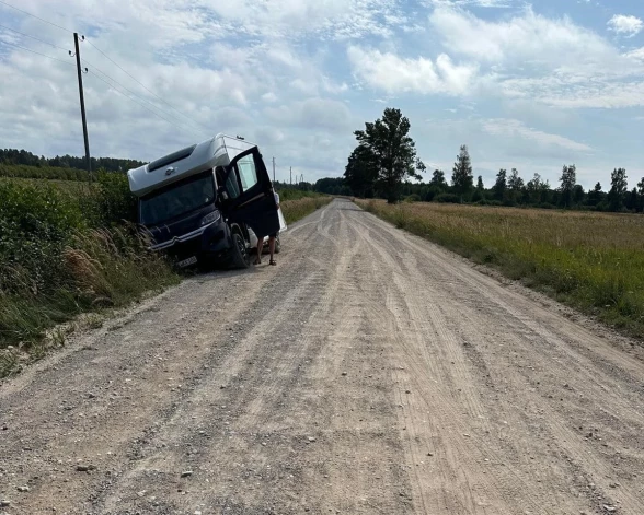 Ārzemju tūristiem, gliemeža ātrumā kratoties gar jūras piekrasti Kurzemē pa grants ceļa “redelēm”, izslavētā Latvijas tūrisma piedāvājuma galamērķis beidzas “nekurienes vidū” – grāvī.