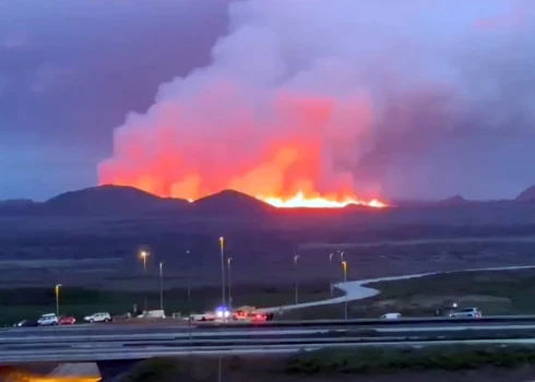 Vulkāna plaisas garums, no kura izplūst magma, ir sasniedzis vairāk nekā 4 kilometrus un turpina augt.