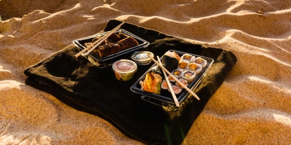 На пляже люди любят наслаждаться суши!