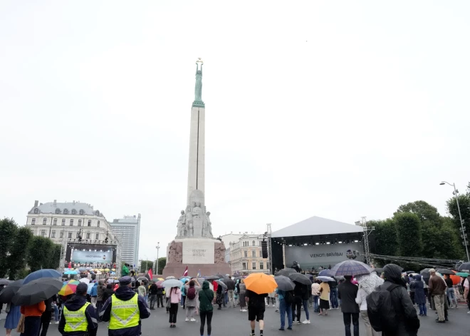 23 августа с 18:00 до 20:00 у памятника Свободы состоялся концерт "Едины во имя свободы". Перед началом концерта к собравшимся обратились первый председатель Народного фронта Латвии Дайнис Иванс, премьер-министр Эвика Силиня, министр культуры Агнесе Лаце и председатель Рижской думы Вилнис Кирсис.