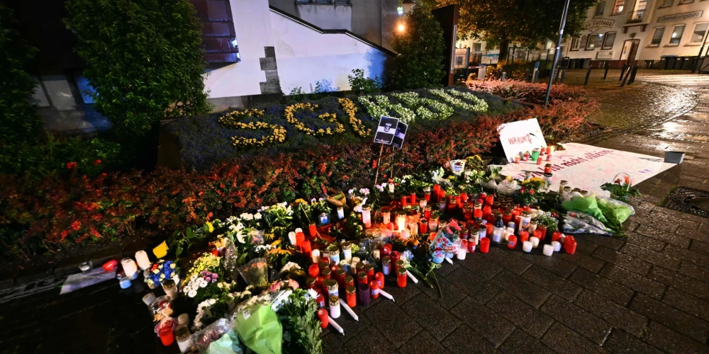 Sveces un ziedi netālu no vietas, kur 2024. gada 23. augusta beigās Zolingas pilsētas svētkos uzbrukumā ar nazi gāja bojā trīs cilvēki un vairāki tika ievainoti.