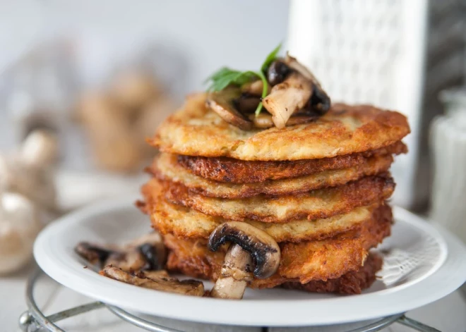 Простой и вкусный ужин: рецепт картофельных оладьев с грибами