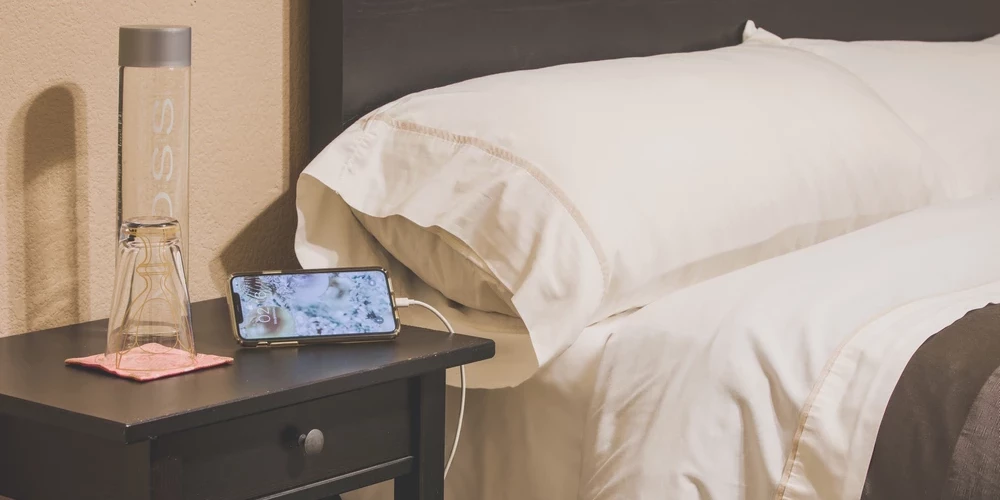Беспроводные радиомодули, включая сотовую связь, Wi-Fi и Bluetooth, являются значительными потребителями энергии в iPhone.
