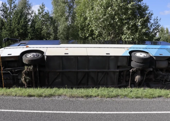 Igaunijas dienvidos sestdien tūristu autobuss no Latvijas sadūries ar vieglo automobili un apgāzies uz sāniem.