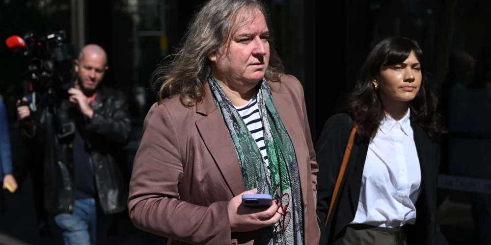 Roksana Tikla atstāj federālās tiesas ēku (foto: Scanpix / EPA)