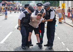 Notinghillas karnevāla laikā policijas darbinieki aptur vīrieti.