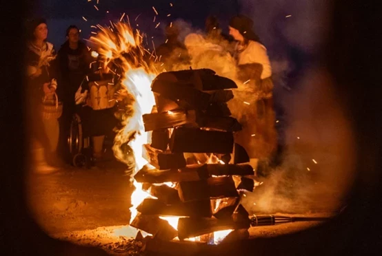 Rīgā, Daugavgrīvas un Vecāķu pludmalēs, Senās uguns nakts pasākumi sāksies jau dienas vidū, bet vakarā uz maģisko rituālu aicinās pazīstamas tautas mūzikas kopas.