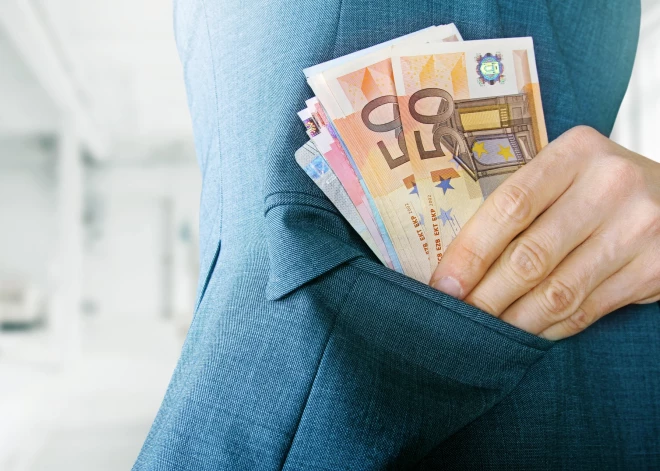 Cik lielai jābūt pensijai, lai no tās sāktu atvilkt procentus par kredīta parādu