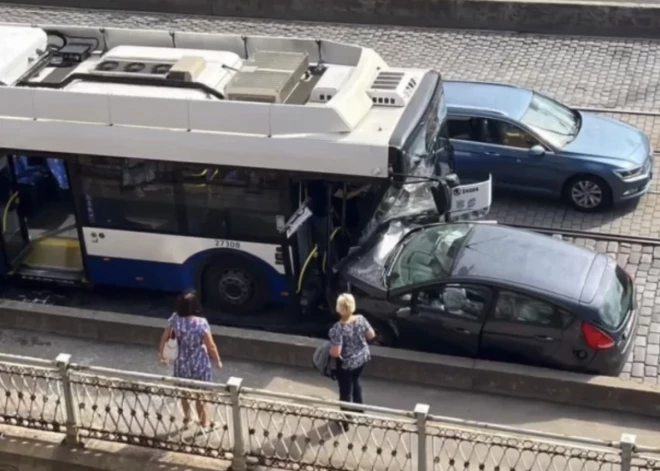Smaga avārija uz VEF tilta: automašīna lielā ātrumā no pretējās joslas ietriecas trolejbusā. VIDEO