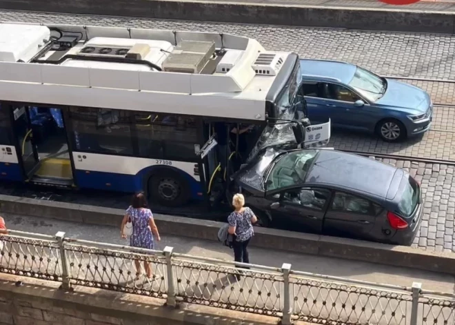 Likumsargi skaidro, kas izraisīja smago avāriju uz VEF tilta. VIDEO