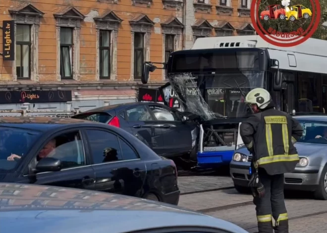 Машина протаранила троллейбус на Бривибас: стало известно о пострадавшей и возможной причине ДТП