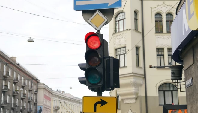 Rīgas domes Satiksmes departamenta vadītājs 2009. gadā paziņoja, ka nāksies atslēgt vairāk nekā pusi galvaspilsētas luksoforu, ja departamentam netiks piešķirts finansējums vairāku miljonu latu apmērā. Tomēr viss beidzās bez satiksmes haosa, luksofori netika izslēgti.