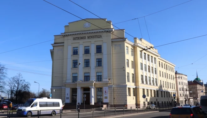 Lai droši nokļūtu līdz Satiksmes ministrijas parādes durvīm pāri Emīlijas Benjamiņas ielai, tur darbojas luksofori.