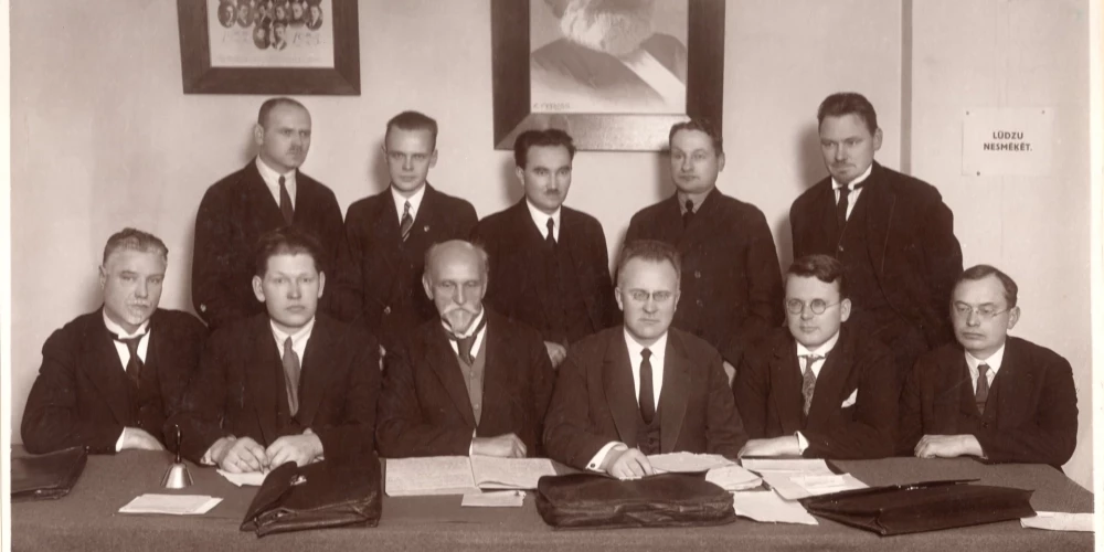 Latvijas Sociāldemokrātiskās Strādnieku partijas Centrālās komitejas locekļi. 1928.gada beigas. 2.rindā 2.no kreisās – Bruno Kalniņš.