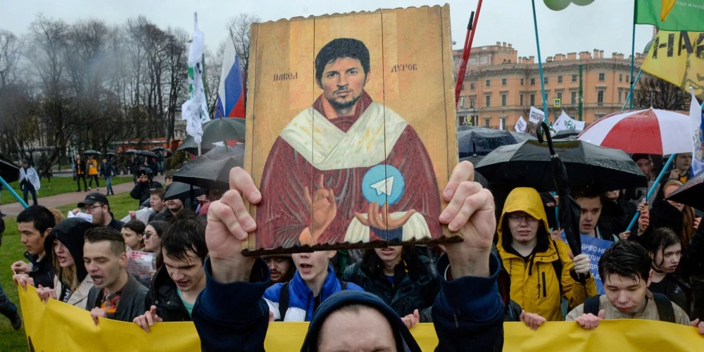 (Ilustratīvs foto) Demonstranti ar ikonveidīgu stilizētu gleznu, kurā attēlots Telegram dibinātājs Pāvels Durovs, protestē pret Krievijā populārās ziņojumapmaiņas lietotnes bloķēšanu (Sanktpēterburga, 2018. gada 1. maijs.).