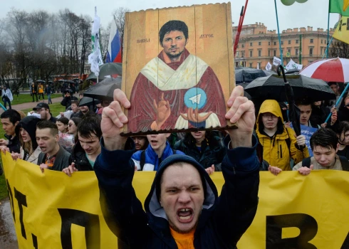 (Ilustratīvs foto) Demonstranti ar ikonveidīgu stilizētu gleznu, kurā attēlots Telegram dibinātājs Pāvels Durovs, protestē pret Krievijā populārās ziņojumapmaiņas lietotnes bloķēšanu (Sanktpēterburga, 2018. gada 1. maijs.).