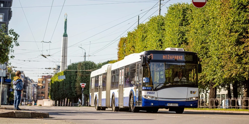 E-taloni vai koda biļetes Rīgas autobusos, trolejbusos un tramvajos 2. septembrī nebūs jāreģistrē.