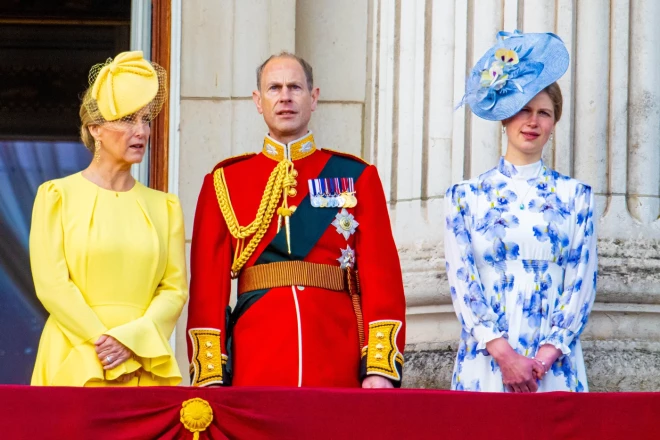 Lēdija Luīze kopā ar vecākiem Edinburgas hercogu princi Edvardu un hercogieni Sofiju vēro “Trooping The Colour” parādi šā gada jūnijā.