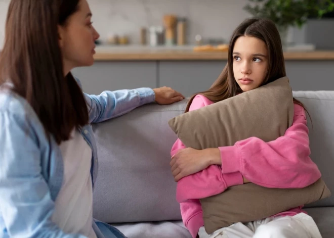 Dzīvespriecīgais pusaudzis izskatās nelaimīgs un attālinās. Kas varētu būt noticis, stāsta eksperte