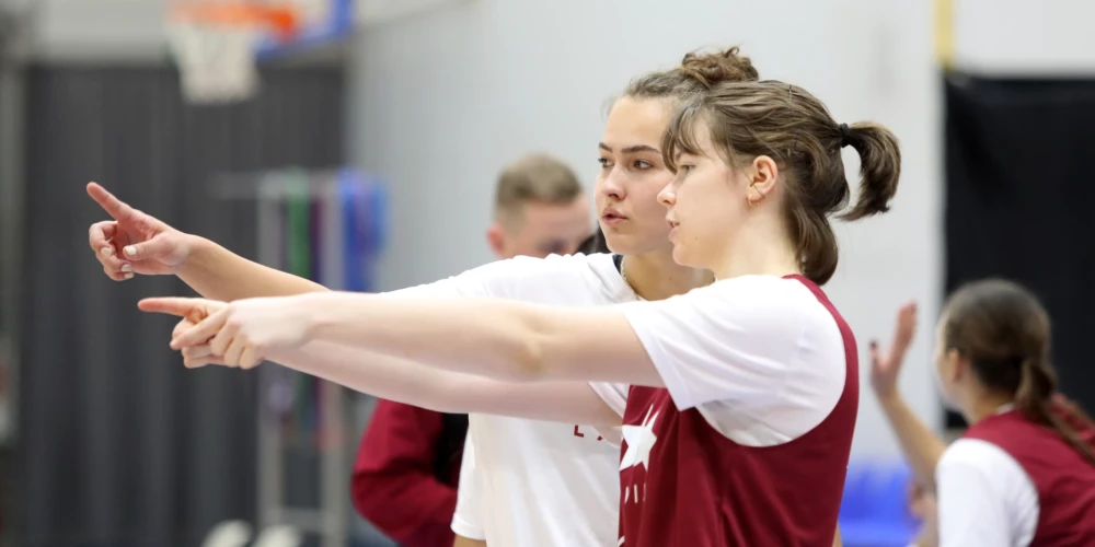 Liela daļa Latvijas sieviešu basketbola izlases spēlētāju izvēlas studijas ASV - sekmīgu NCAA karjeru aizvadījusī Aleksa Gulbe dod padomus Evelīnai Otto, kas vēl lūkojas ASV virzienā.