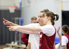 Liela daļa Latvijas sieviešu basketbola izlases spēlētāju izvēlas studijas ASV - sekmīgu NCAA karjeru aizvadījusī Aleksa Gulbe dod padomus Evelīnai Otto, kas vēl lūkojas ASV virzienā.