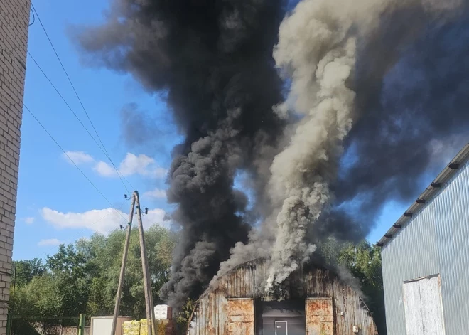 Degošais angārs Ādažos (foto: Ādažu novada pašvaldība)