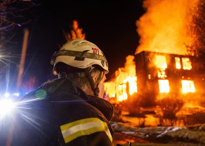 Переменчивая погода и бури в Латвии вызывают риск пожаров. Как защитить себя от беды?