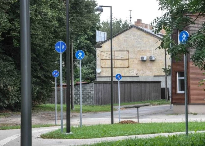 13 дорожных знаков, чтобы не заблудиться в трех соснах? Мужчина насмешил увиденным в Риге