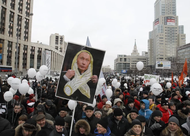 Demonstrācija 2011. gadā Maskavā, kur Putins attēlots ar prezervatīvu ap kaklu — pēc viņa piezīmes, ka pret vēlēšanu rezultātu viltošanu protestējošo baltās šalles noturēja par prezervatīviem.